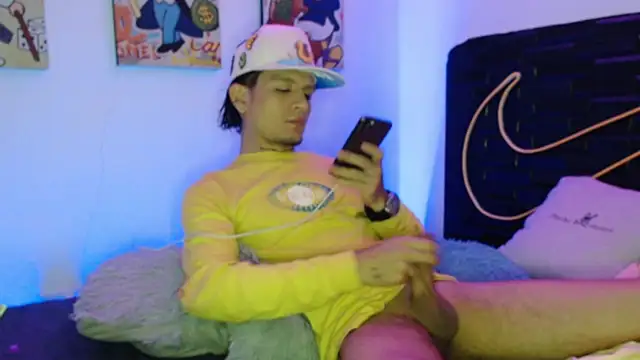 Snapshot of andersonZ998 chatting on 24, 9, 2025 andersonZ998 online show from 24, 9, 2025