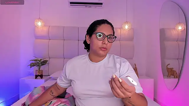 DanielleEvans  online show from 2, 11, 2025