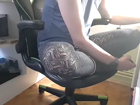 Snapshot of feathersify chatting on 18, 11, 2025 feathersify online show from 18, 11, 2025