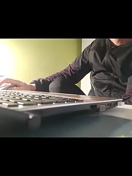 Snapshot of feathersify chatting on 18, 12, 2025 feathersify online show from 18, 12, 2025