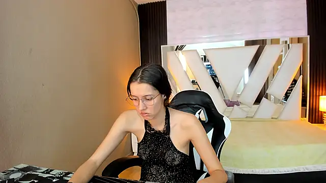 Linda4Petite online show from 9, 3, 2026