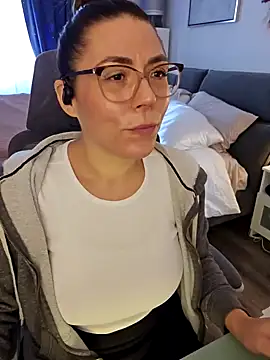 Ellie-L-Elizabeth online show from 10, 12, 2024