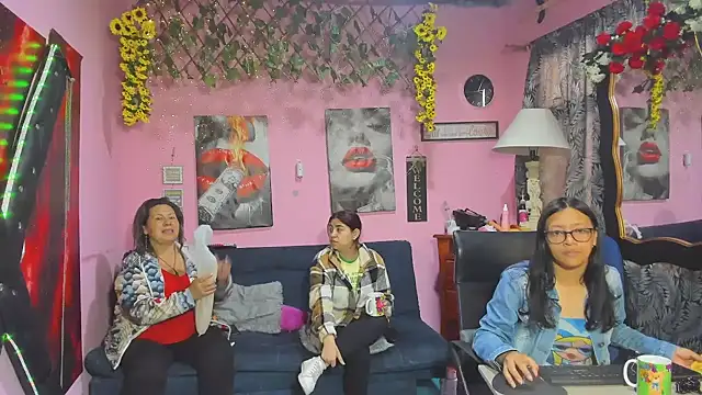 Snapshot of lesbiancuple chatting on 15, 4, 2026 lesbiancuple online show from 15, 4, 2026