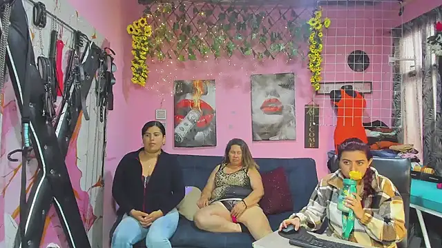 Snapshot of lesbiancuple chatting on 14, 5, 2026 lesbiancuple online show from 14, 5, 2026