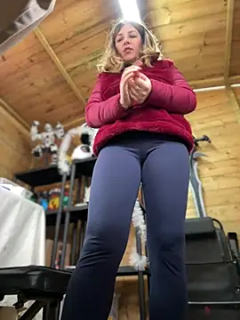 Snapshot of DaisyVibesss chatting on 8, 12, 2024 DaisyVibesss online show from 8, 12, 2024