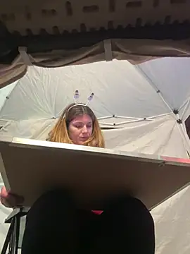 Snapshot of DaisyVibesss chatting on 12, 12, 2024 DaisyVibesss online show from 12, 12, 2024