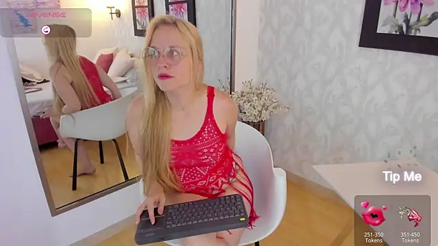 EmilySumer online show from 5, 3, 2025