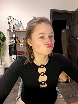 Snapshot of sweetest_pie chatting on 8, 12, 2024 sweetest pie online show from 8, 12, 2024