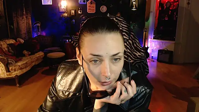 Snapshot of gothstripper chatting on 30, 10, 2025 gothstripper online show from 30, 10, 2025