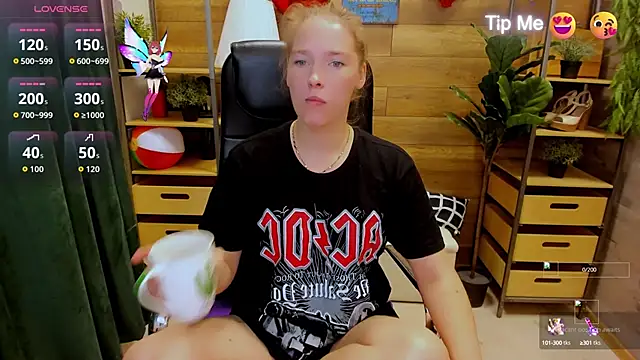 Snapshot of _fiona_Love chatting on 3, 10, 2025  fiona Love online show from 3, 10, 2025