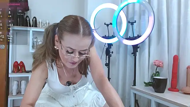 magenta maturr online show from 18, 9, 2025