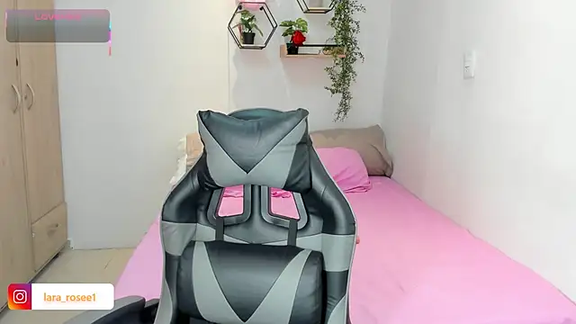 Snapshot of lara_rose1 chatting on 19, 10, 2025 lara rose1 online show from 19, 10, 2025