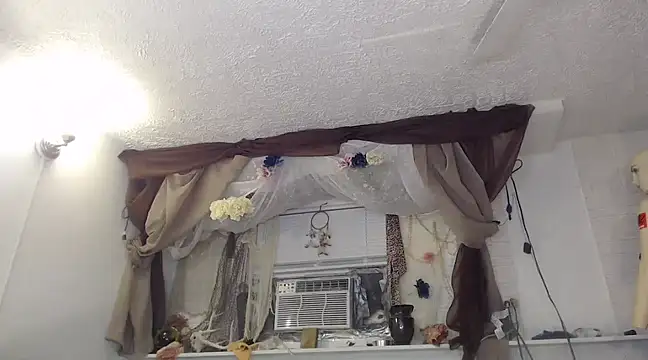 Snapshot of MaxiMillz chatting on 2, 1, 2025 MaxiMillz online show from 2, 1, 2025