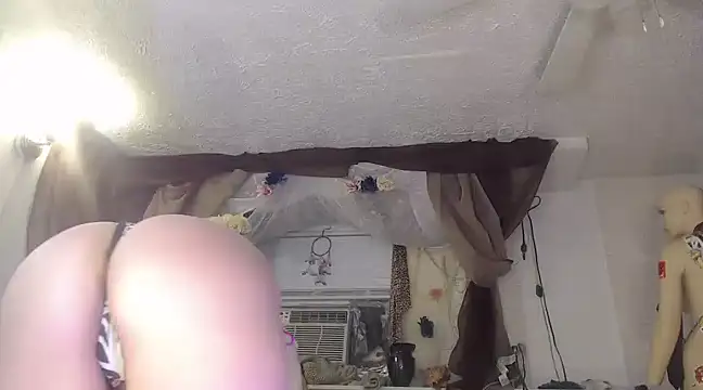 Snapshot of MaxiMillz chatting on 5, 1, 2025 MaxiMillz online show from 5, 1, 2025