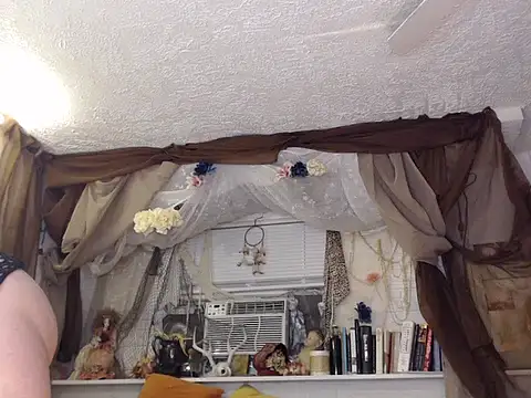 Snapshot of MaxiMillz chatting on 23, 2, 2025 MaxiMillz online show from 23, 2, 2025