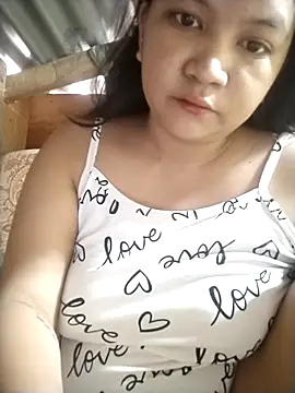 Snapshot of milkytitsmom4u chatting on 1, 3, 2026 milkytitsmom4u online show from 1, 3, 2026