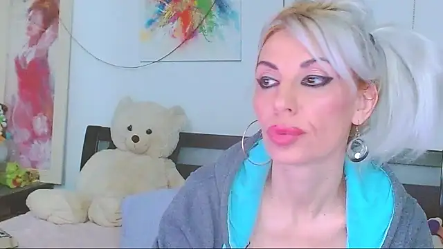 HoneyLara online show from 6, 3, 2026