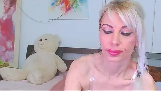 HoneyLara online show from 17, 4, 2026