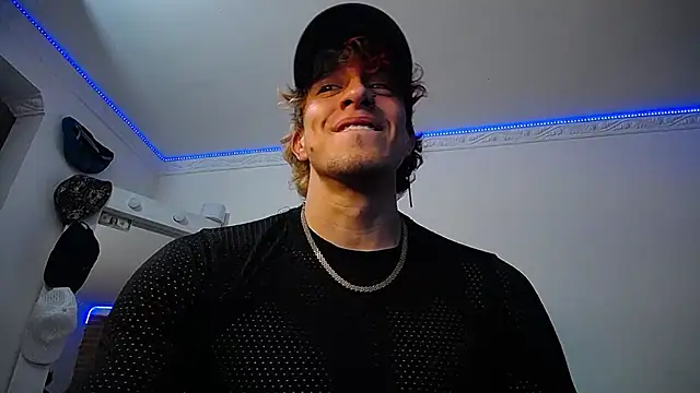 Snapshot of strongboy_ chatting on 19, 3, 2025 strongboy online show from 19, 3, 2025