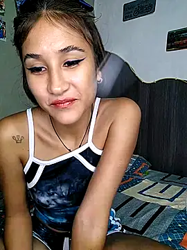 Snapshot of Little_Naughty_Nicole chatting on 16, 4, 2026 Little Naughty Nicole online show from 16, 4, 2026