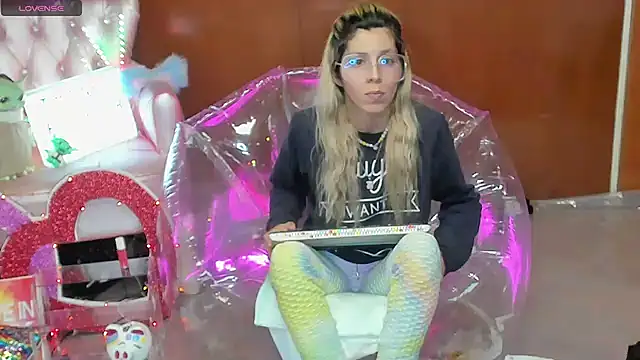 Skinygirl online show from 6, 3, 2026