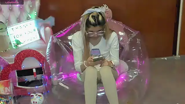 Skinygirl online show from 8, 3, 2026