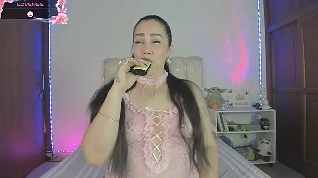 Snapshot of yelenaowens chatting on 22, 5, 2026 yelenaowens online show from 22, 5, 2026