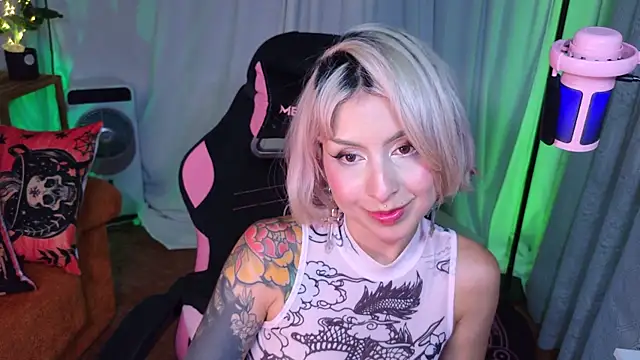 Snapshot of Cinamoonn chatting on 7, 7, 2026 Cinamoonn online show from 7, 7, 2026