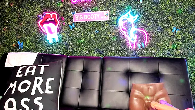 Snapshot of ThickAssRena chatting on 12, 12, 2024 ThickAssRena online show from 12, 12, 2024