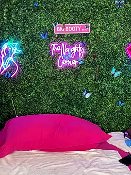 Snapshot of ThickAssRena chatting on 6, 1, 2026 ThickAssRena online show from 6, 1, 2026