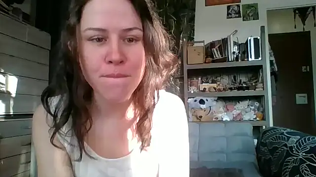 SuzieWanKenobi online show from 4, 12, 2024