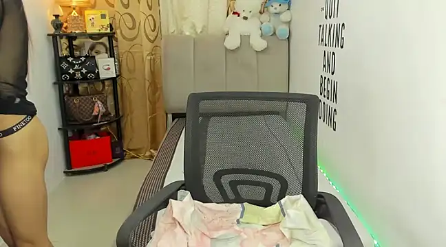 Trixie Mattel21 online show from 13, 1, 2025