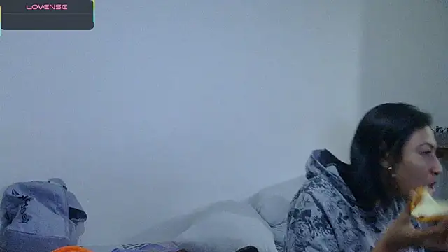 ErikaRika online show from 4, 3, 2025