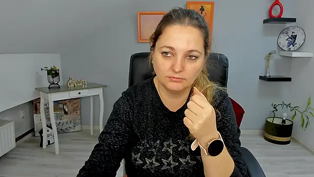 LollaGirl online show from 30, 1, 2025