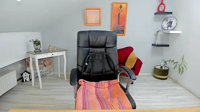 LollaGirl online show from 12, 2, 2025