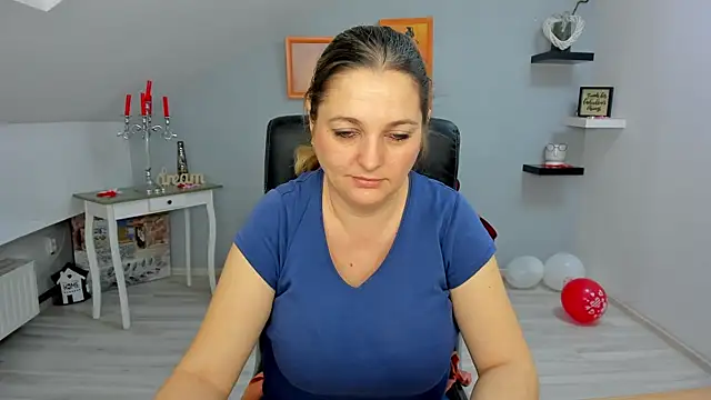 LollaGirl online show from 22, 2, 2025