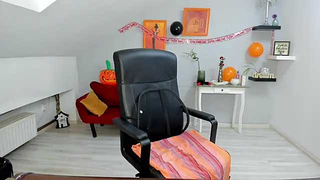 LollaGirl online show from 28, 10, 2025