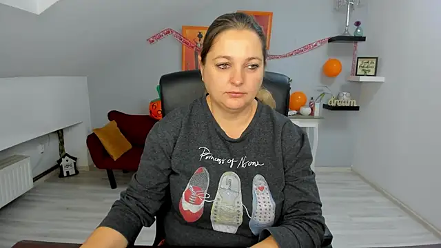 LollaGirl online show from 31, 10, 2025