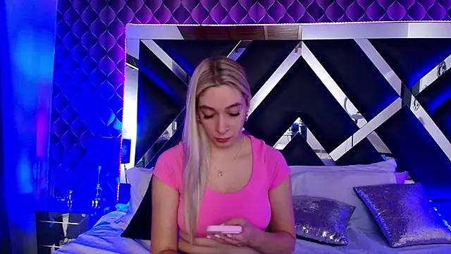 victoriaa lee  online show from 18, 10, 2025