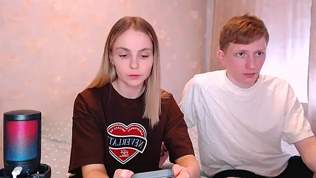 juliaanddima online show from 13, 4, 2026