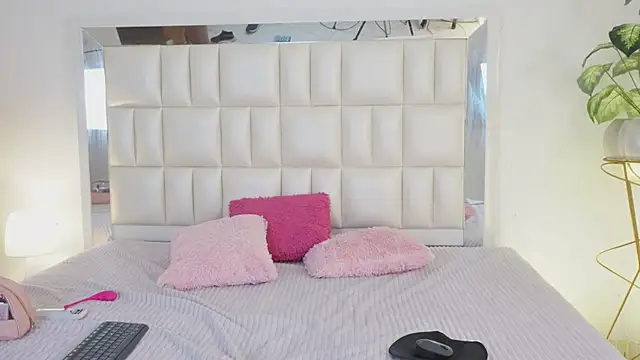 Anais aradia online show from 4, 3, 2025