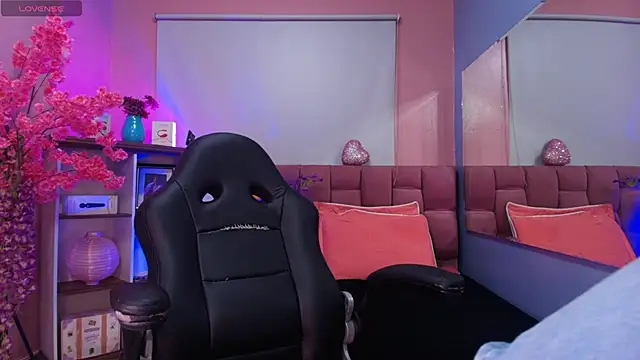 Snapshot of mia_thompsonn_ chatting on 4, 12, 2025 mia thompsonn online show from 4, 12, 2025