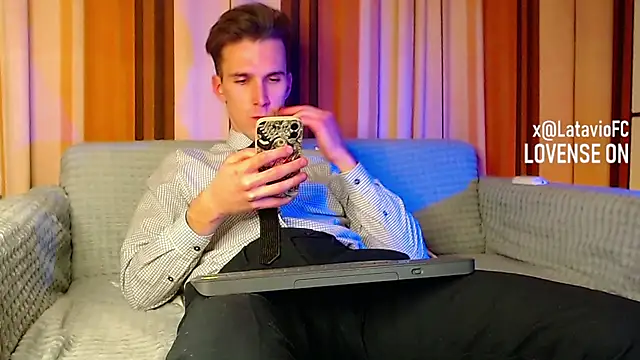 Snapshot of Midnighter_ chatting on 14, 11, 2025 Midnighter online show from 14, 11, 2025