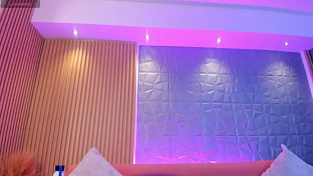 charlottewhitte online show from 3, 3, 2025