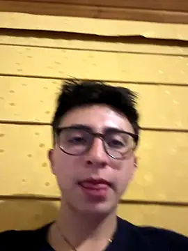 Snapshot of CamiRojas_boy chatting on 15, 9, 2025 CamiRojas boy online show from 15, 9, 2025