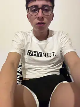 Snapshot of CamiRojas_boy chatting on 31, 10, 2025 CamiRojas boy online show from 31, 10, 2025