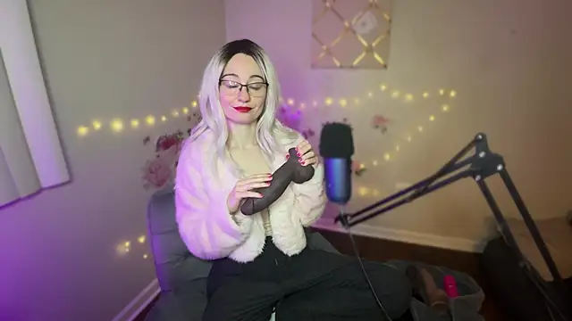 Starr1123 online show from 4, 12, 2025