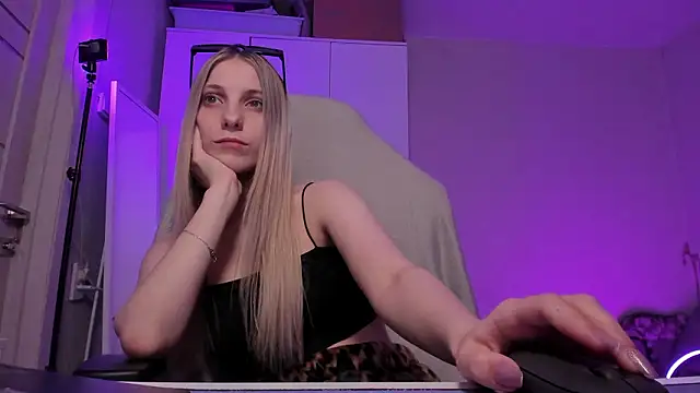 Anna Fink online show from 8, 3, 2026