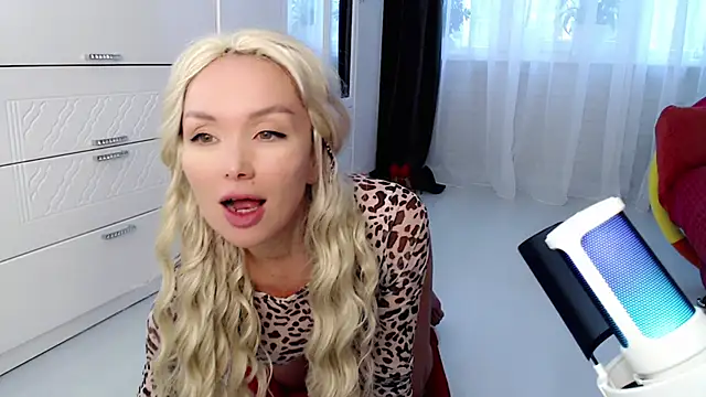 Snapshot of WhiteBunny chatting on 14, 10, 2025 WhiteBunny online show from 14, 10, 2025