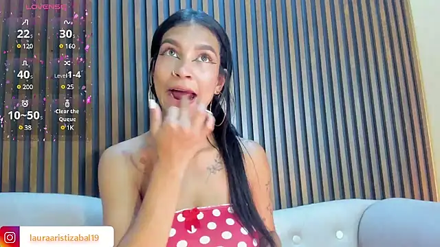 Snapshot of LauraAristizabal chatting on 1, 2, 2025 LauraAristizabal online show from 1, 2, 2025